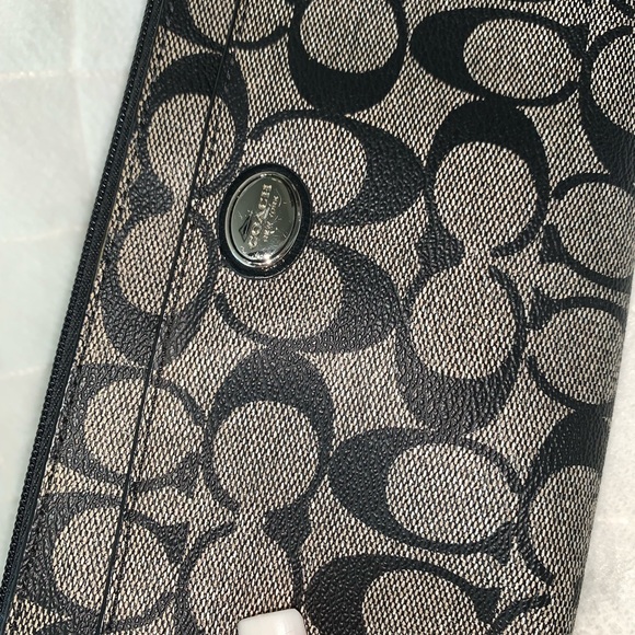 Coach Wristlet 🖤 - Picture 3 of 4